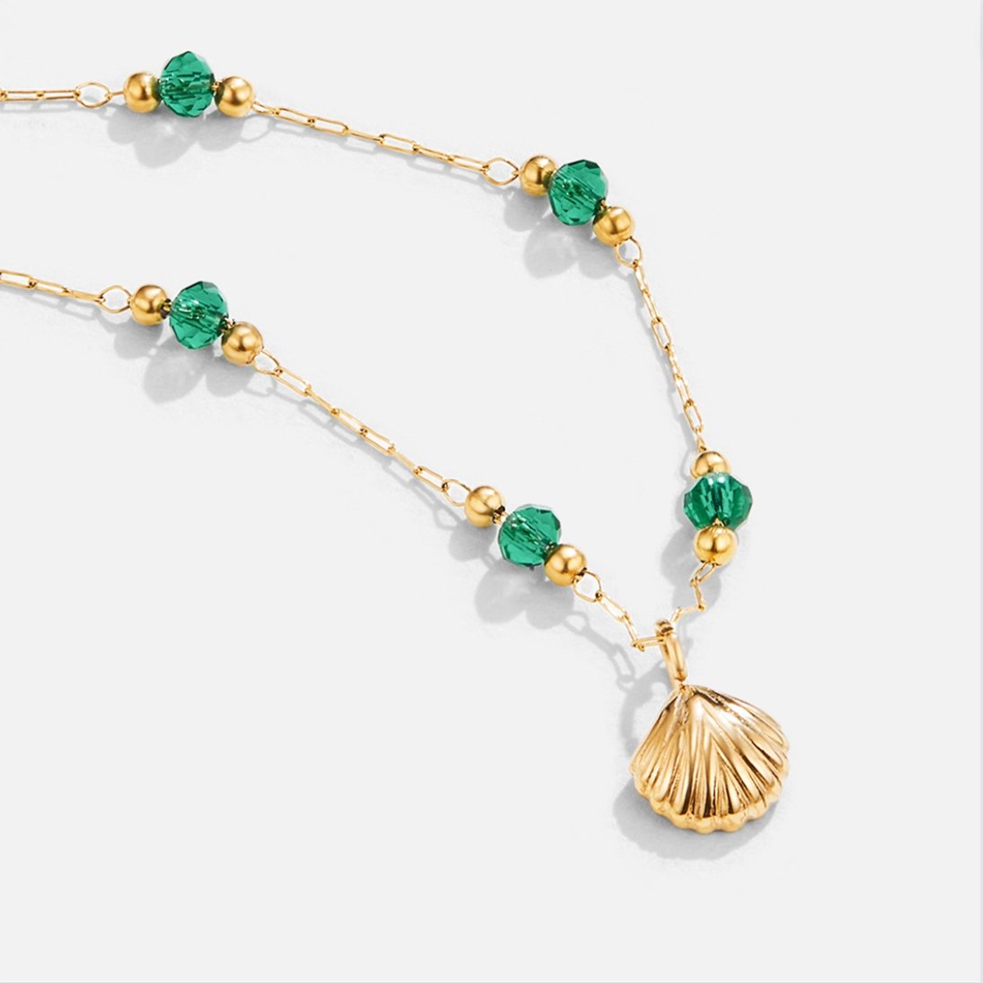 Colar Dourado Nerissa de Concha Dourada e Pérola Verde
